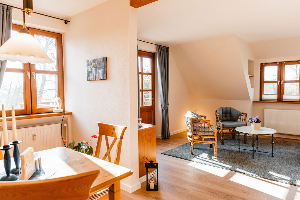 Essbereich mit angrenzendem Wohnzimmer